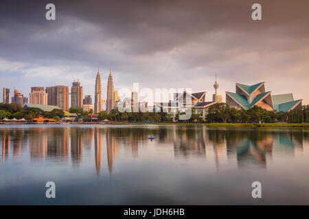 Kuala Lumpur. Stadtbild Bild der Skyline von Kuala Lumpur während des Sonnenuntergangs. Stockfoto