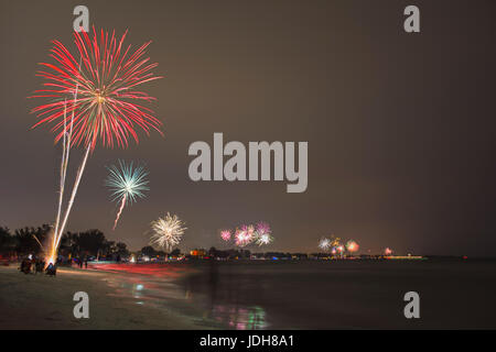 Silvester Feuerwerk am Strand - Anna Maria Island, Florida, USA Stockfoto