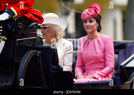 Herzoginnen von Cambridge und Cornwall in Trooping the Colour 2017, The Mall, London. Kate Middleton Stockfoto