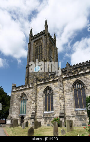 EAST GRINSTEAD, WEST SUSSEX/UK - 17.Juni: St. Swithin Kirche in East Grinstead am 17. Juni 2017 Stockfoto