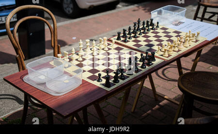 EAST GRINSTEAD, WEST SUSSEX/UK - 17.Juni: Schachbretter in der Straße bereit für ein Spiel in East Grinstead am 17. Juni 2017 Stockfoto