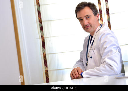 Kaukasische allgemeine Arzt in Absprache diagonal Stockfoto