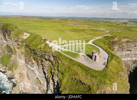 Welt Vogelperspektive berühmten Luftaufnahmen Drohne von den Cliffs of Moher im County Clare, Irland. Schöne irische Landschaft auf den wilden Atlantik W Stockfoto