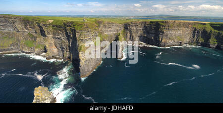 Welt Vogelperspektive berühmten Luftaufnahmen Drohne von den Cliffs of Moher im County Clare, Irland. Schöne irische Landschaft auf den wilden Atlantik W Stockfoto