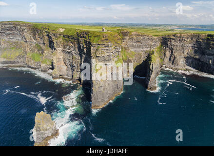 Welt Vogelperspektive berühmten Luftaufnahmen Drohne von den Cliffs of Moher im County Clare, Irland. Schöne irische Landschaft auf den wilden Atlantik W Stockfoto