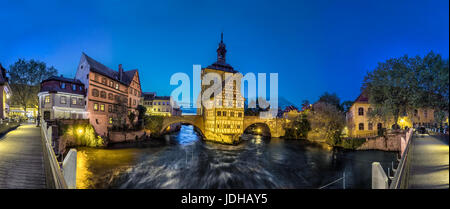 Bamberg. Panoramablick auf Brücken der alten Rathaus in Bamberg (Altes Rathaus) mit zwei über den Fluss Regnitz am Abend, Deutschland Stockfoto