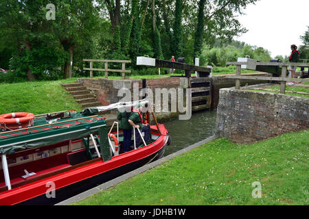 Narrowboat Eingabe Padworth mittlere Sperre auf der Kennet und Avon Kanal in der Nähe von Aldermaston und Theale, West Berkshire, UK Stockfoto