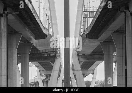 Unter der Brücke am Fluss Newa Stockfoto