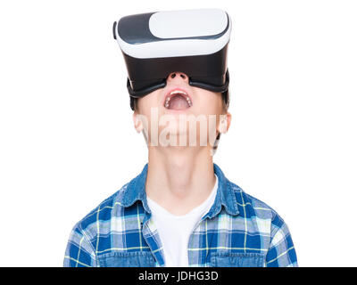 Erstaunt teenboy tragen virtual-Reality Brille Filme oder Videospiele spielen, auf weiß. Überrascht Teenager auf der Suche in VR-Brille. Emotionale Stockfoto