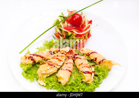 Garnelen-Tempura und Salat auf weißem Hintergrund Stockfoto