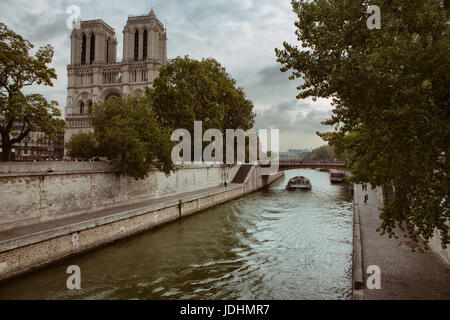 Cathédrale Notre-Dame de Paris, erbaut im 12. Jahrhundert befindet sich am Ufer der Seine in der Ile De La Cité. Stockfoto