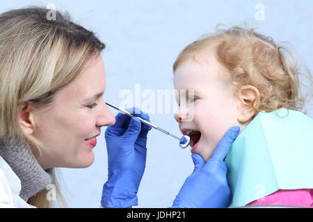 Ein Zahnarzt, Kind, Baby, glücklich, Kinderarzt Stockfoto