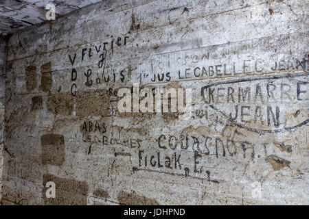 Deutsche WW2 Bunker mit Graffiti erinnern die Französisch, die hingerichtet durch eine Gruppe von französischen Mitarbeitern bekannt als Miliz, Pointe du Grouin, Bri Stockfoto