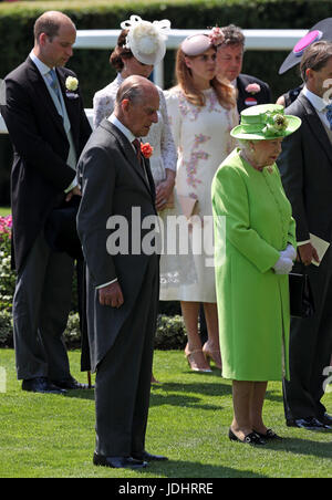 Prinz Philip und Queen Elizabeth beobachten eine Schweigeminute zu Ehren der jüngsten Tragödien im Vereinigten Königreich bei Tag eins des Royal Ascot in Ascot Racecourse. Stockfoto
