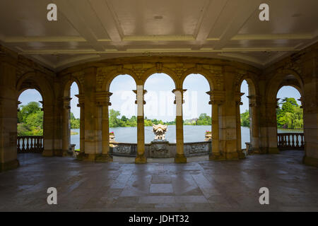 Mit Blick auf das Hever See aus dem Inneren der Loggia, Hever Castle & Gardens, Hever, Edenbridge, Kent, England, Vereinigtes Königreich Stockfoto