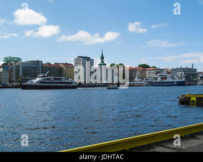 Blick über Bergen Hafen festgemacht Norled Express cruise Boot Norwegen auf einem schönen Mai sonnigen Tag blauer Himmel Stockfoto