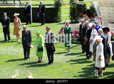 Ihre Majestät die Königin und die königliche Partei Schweigeminute ein angesichts der jüngsten tragischen Ereignisse in Großbritannien während der Tag eins des Royal Ascot in Ascot Racecourse. Stockfoto