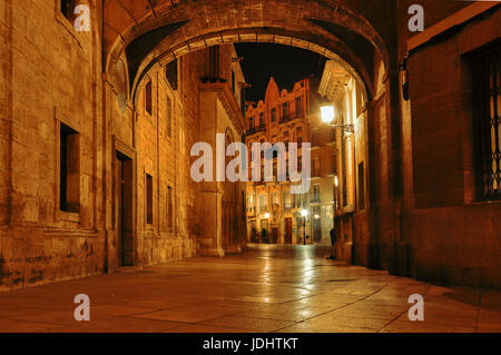 Spanien. Valencia. Nacht Stadtbild in den historischen Straßen.  Altstadt, engen Straße in der Nacht. Geheimnisvolle Gasse mit Bogen und mit Laternen. Stockfoto