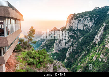 Spanien. Barcelona.  Schönen Abend Blick auf die Berge von Montserrat. Multi-Spitzen felsigen Strecke Stockfoto