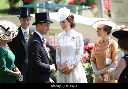 Die Herzogin von Cambridge mit Prinz Edward (links), Prinzessin Anne (rechts) und Prinz William bei Tag eins des Royal Ascot in Ascot Racecourse. Stockfoto