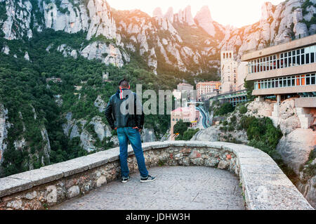 Spanien. Barcelona.  Schönen Abend Blick auf die Berge von Montserrat. Multi-Spitzen felsigen Strecke. Touristen, die schöne Aussicht bewundern. Stockfoto