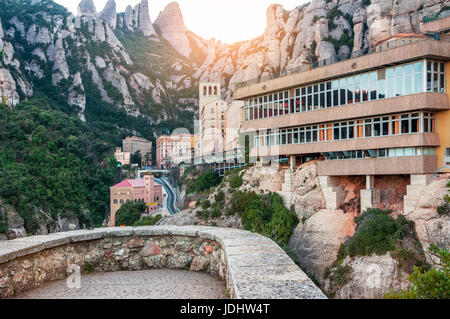 Spanien. Barcelona.  Schönen Abend Blick auf die Berge von Montserrat. Multi-Spitzen felsigen Strecke Stockfoto