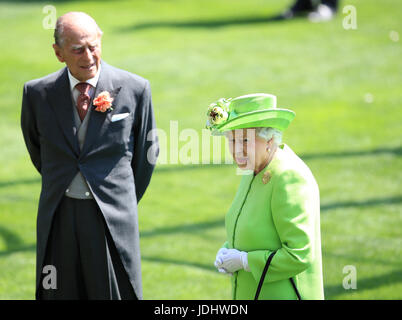 Der Duke of Edinburgh und ihre Majestät die Königin während der Tag eins des Royal Ascot in Ascot Racecourse. Stockfoto