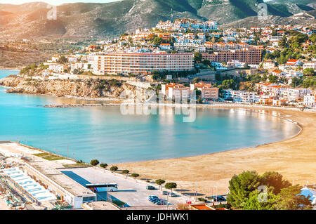 Spanien. Valencia, Peniscola. Blick auf das Meer aus einer Höhe von Papst Luna Schloss. Die mittelalterliche Burg der Templer am Strand. Schöne v Stockfoto