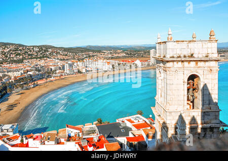 Spanien. Valencia, Peniscola. Blick auf das Meer aus einer Höhe von Papst Luna Schloss. Die mittelalterliche Burg der Templer am Strand. Schöne v Stockfoto