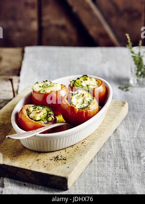 Gefüllte Tomaten aus dem Ofen Stockfoto