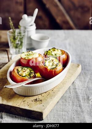 Gefüllte Tomaten aus dem Ofen Stockfoto