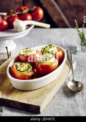 Gefüllte Tomaten aus dem Ofen Stockfoto