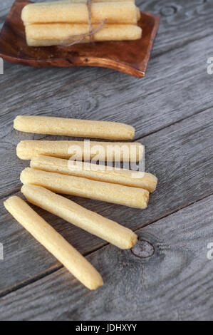 Mais-Sticks. Kleinen Snack auf einem Holztisch. Stockfoto