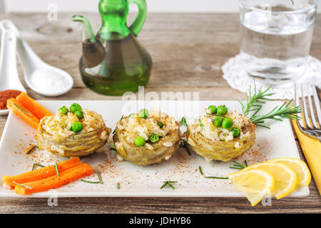 Gekochte Artischocken mit Reis, Erbsen, Karotten und Olivenöl. Türkische Gericht - Zeytinyağlı Enginar. Selektiven Fokus. Stockfoto