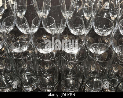 Wein und cocktail-Gläser auf schwarze Tischdecke Stockfoto