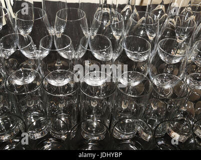 Wein und cocktail-Gläser auf schwarze Tischdecke Stockfoto