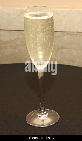 Prickelndes Glas Champagner im Glas Stockfoto