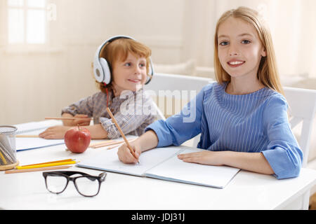 Niedliche smart Geschwister gemeinsam studieren Stockfoto