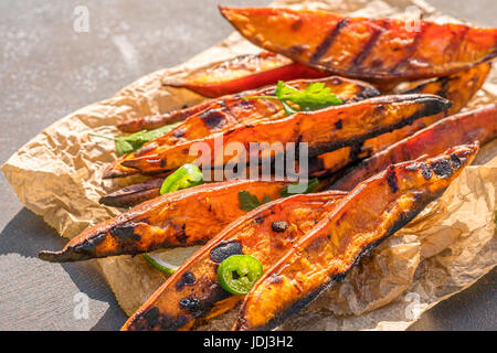 Auf dem Grill gebratene Süßkartoffeln Stockfoto