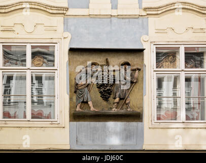 Detail der Fassade in der Altstadt in Prag in der Husova-Straße. Tschechische Republik. Stockfoto