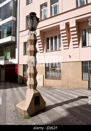 Kubistische Lampe aus tschechischen Architekten Emil Králíček in Jungmannovo Náměstí in Prag. Tschechische Republik. Stockfoto