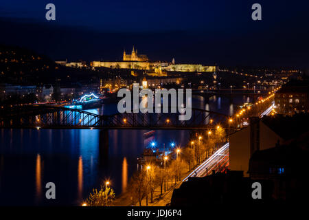 Überblick über Prag mit Prager Burg und St. Vitus Cathedral in der Nacht, Tschechische Republik Stockfoto