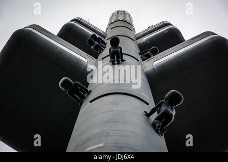 Prag, Tschechien - 3. April 2017: das Exterieur des Fernsehturm Zizkov. Im Jahr 2000 installierte Künstler David Cerny zehn Skulpturen, genannt "Miminka" Stockfoto