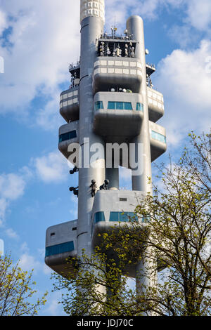 Prag, Tschechien - 3. April 2017: das Exterieur des Fernsehturm Zizkov. Im Jahr 2000 installierte Künstler David Cerny zehn Skulpturen, genannt "Miminka" Stockfoto