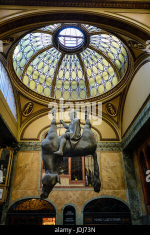 Prag, Tschechien - 3. April 2017: Statue von St. Wenzel auf einem toten Pferd von David Cerny. Die Skulptur befindet sich im "Lucerna" Palast. Stockfoto