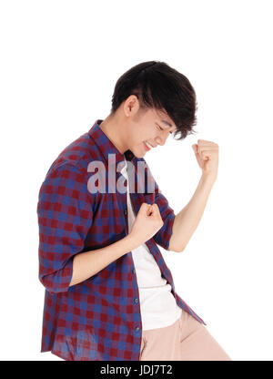 Eine glückliche asiatische Teenager stehen in einem karierten Hemd machen eine Faust mit seinen Händen, für weißen Hintergrund isoliert. Stockfoto
