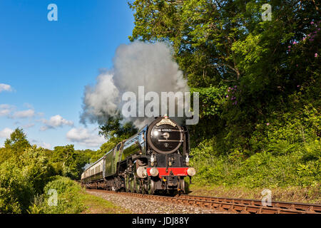 Tornado-Dampflok dämpfen die Bank mit dem Abendessen Zug entlang der Bodmin & Wenford Steam Railway. Bildnachweis: Barry Bateman Stockfoto