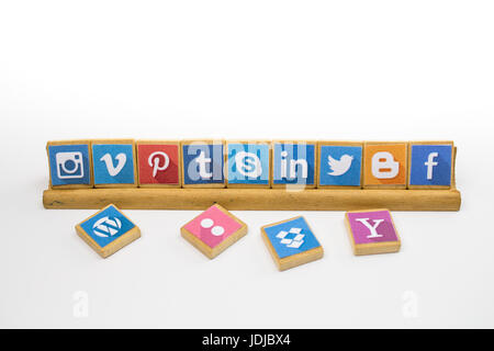 QUEENSTOWN, Südafrika - 9. April 2017: Social Media Logo beliebte Kollektion gedruckt und auf Holz scrabble Spielsteine isoliert Buchenholz Stockfoto