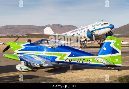 QUEENSTOWN, Südafrika - 17. Juni 2017: Van der Flugzeuge RV7 und Douglas DC-3 Dakota geparkt auf Air Show Messe Stockfoto