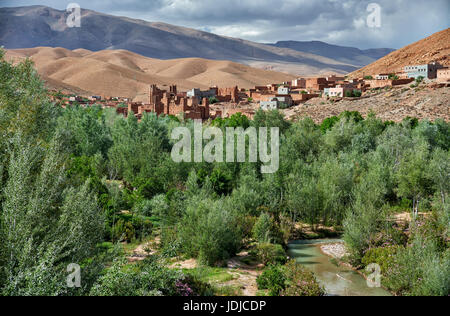 Dorf Ait Ouglif mit Ton Casbahs im Dades Tal mit Bergen des hohen Atlas hinter, Marokko, Afrika Stockfoto